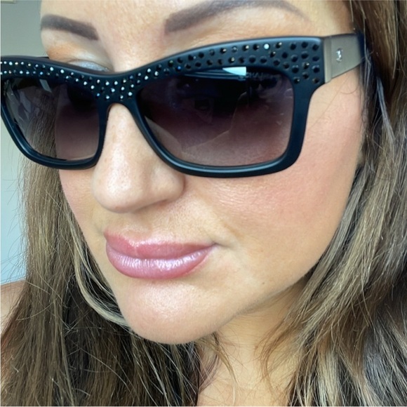 Gorgeous Authentic Chanel sunglasses - Picture 3 of 15